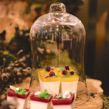 Large pedestal with lid