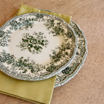 Green majolica plate 27cm