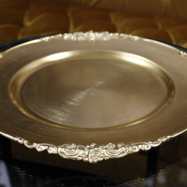 Gold club plate with an ornament