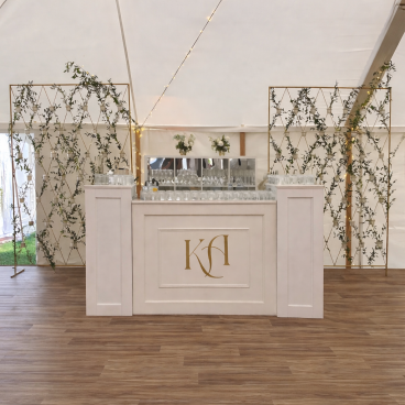 Bar with side panels