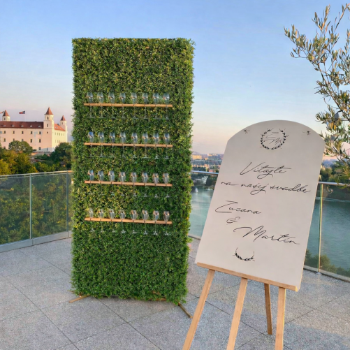 Green welcome drink wall