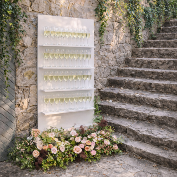 Biela stena na welcome drink